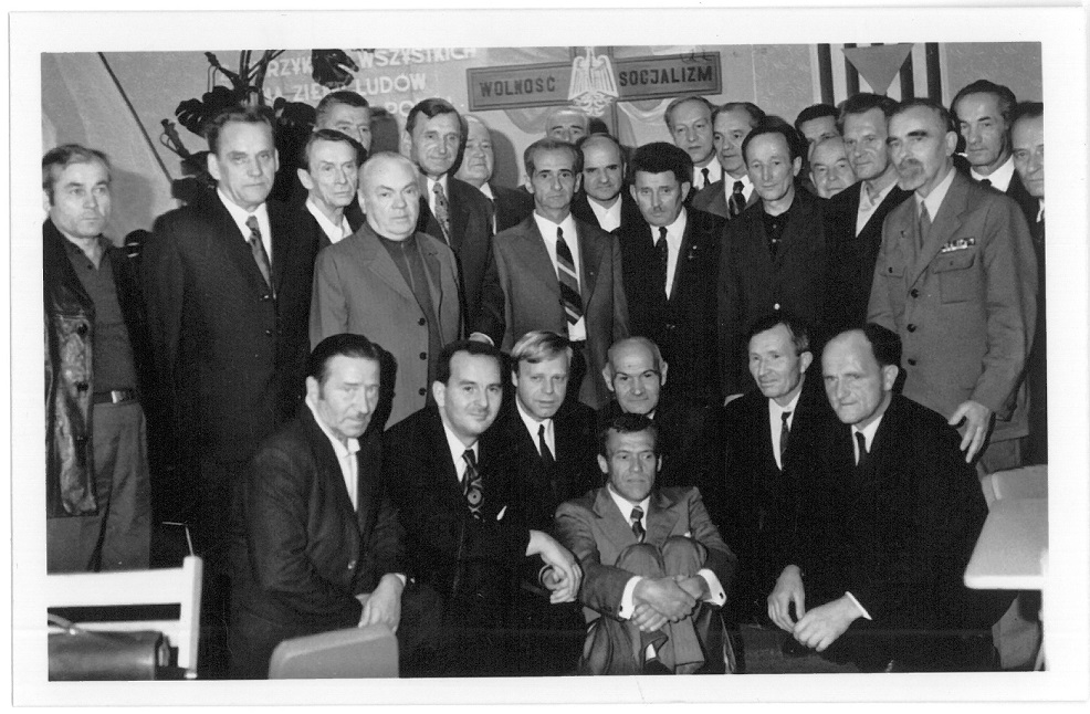 Spotkanie Hubalczyków-weteranów, po premierze filmu „Hubal” (Tomaszów Maz., 3.09.1973 r.). Po środku, w dolnym rzędzie odtwórca tytułowej roli Ryszard Filipski - Zbiór Jana Zaborowskiego